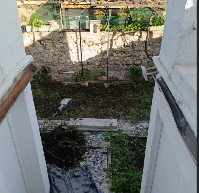 Avant : cour en terre, chantier en cours