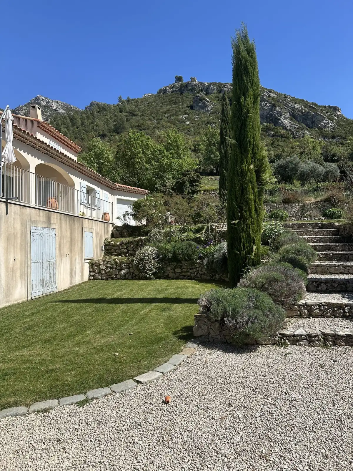 Terrain entretenu aux abords du massif, Aubagne